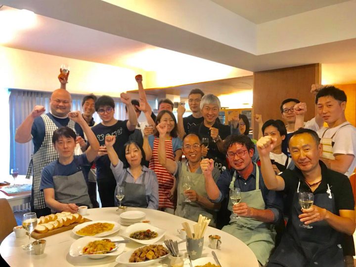 みんなで料理をつくる様子