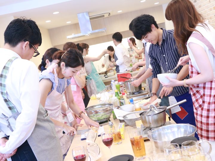 チームで料理をつくる様子