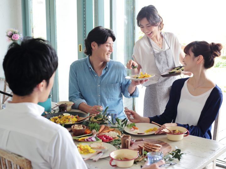 みんなで料理をつくる様子